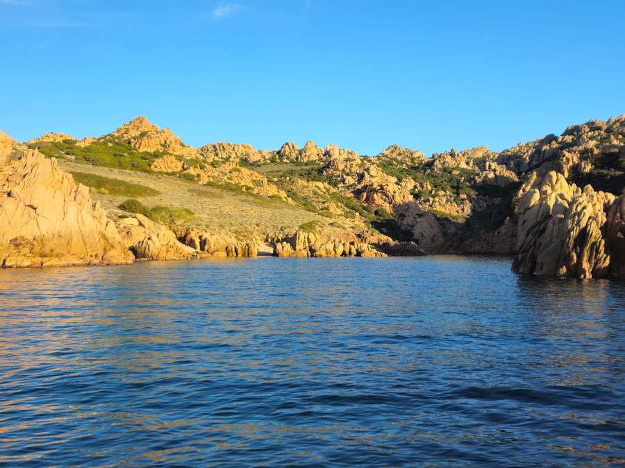 Costa rocciosa vista dal mare